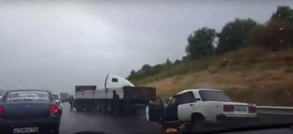 Вблизи Бородыновки столкнулись три легковушки и тягач, есть пострадавшие